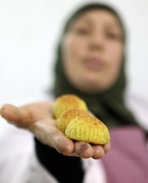 سيدات فلسطينيات يجهزن حلوى المعمول قبل عيد الفطر في مدينة الخليل