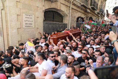 الآلاف يشيعون جثمان الزميلة شيرين أبو عاقلة إلى مثواه الأخير في القدس