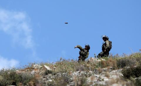 مواجهات بين الشبان وجيش الاحتلال خلال المسيرة الأسبوعية ضد التوسع الاستيطاني في بيت دجن شرق نابلس