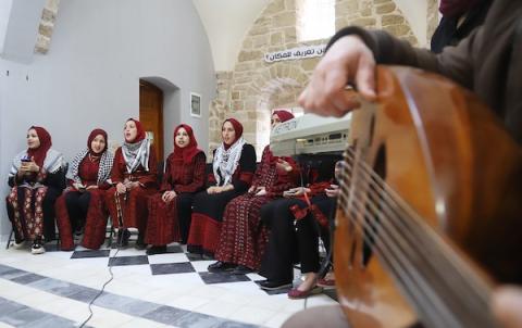 مشاعل الفن.. فتيات يبدعن بإحياء الأغاني الفلسطينية التراثية في مدينة غزة