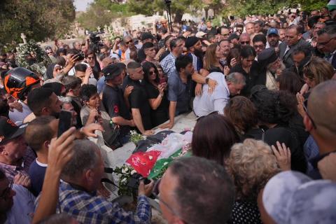 الآلاف يشيعون جثمان الشهيدة الصحفية شيرين أبو عاقلة إلى مثواها الأخير في القدس