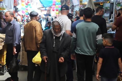 فلسطينيون يتسوقون استعداداً لعيد الفطر في سوق الزاوية في مدينة غزة
