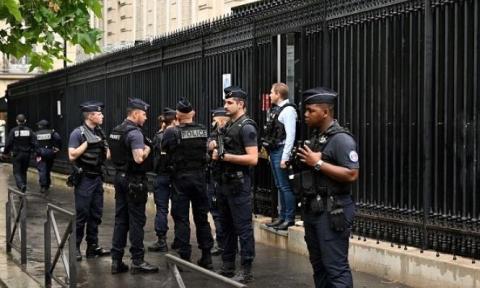 من أمام السفارة القطرية في باريس، اليوم (Gettyimages).jpg
