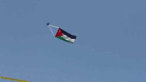 "درون" تحمل علم فلسطين في سماء باب العامود