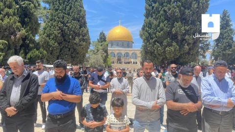 صلاة الجمعة في باحات المسجد الأقصى.jpg
