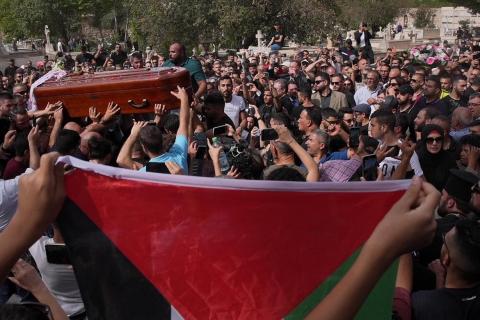 الآلاف يشيعون جثمان الشهيدة الصحفية شيرين أبو عاقلة إلى مثواها الأخير في القدس