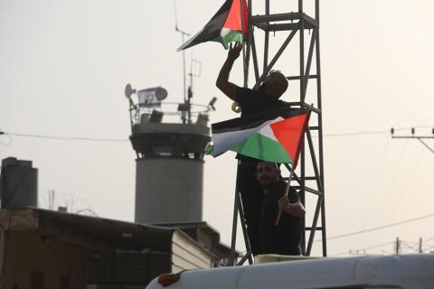 أبناء مدينة دورا يرفعون الأعلام الفلسطينية علي مداخل المدينة وقراها بدعوة من حركة فتح جنوب الخليل