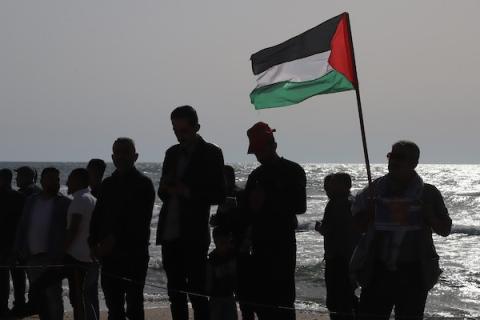 فلسطينيون يشاركون في مهرجان للإعلان عن فعاليات ذكرى النكبة على شاطئ بحر مدينة غزة