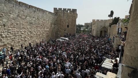 الآلاف يشيعون جثمان الزميلة شيرين أبو عاقلة إلى مثواه الأخير في القدس