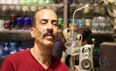 يعمل يعقوب النتشة في صناعة الزجاج اليدوي منذ 54 عاماً