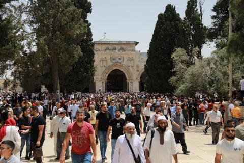 عشرات الآلاف يؤدون صلاة الجمعة في المسجد الأقصى المبارك