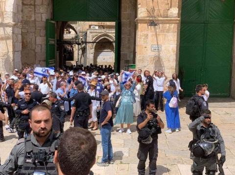 لأول مرة.. اعلام إسرائيلية وطقوس تلمودية  في ساحات المسجد الأقصى