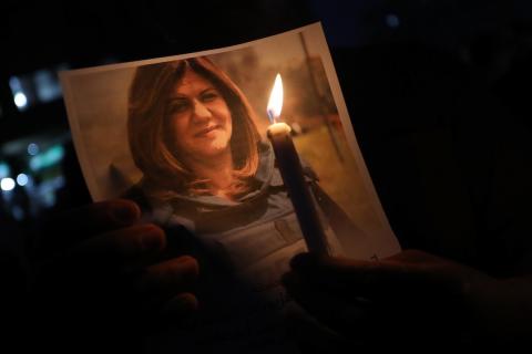 فلسطينيون يشاركون في وقفة إضاءة شموع احتجاجا على استشهاد مراسلة الجزيرة شيرين أبو عاقلة برصاص الاحتلال الإسرائيلي في غزة