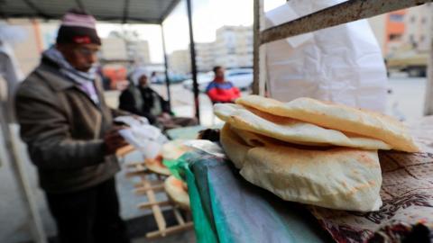 خباز مصري يبيع الخبز في منطقة منازل حديثة بمدينة العريش، مصر، 20 آذار/مارس 2022. (رويترز)
