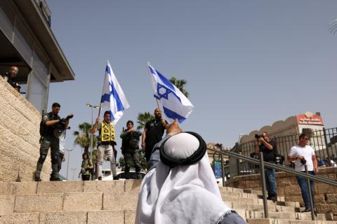 مسن يتحدى المستوطنين في باب العامود ويرفع