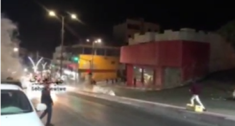 بالفيديو اعتقال أسير محرر من بيت أمر ويمنع الصحفيين من تغطية خطبة العيد في الحرم الإبراهيمي
