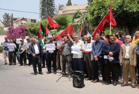 فلسطينيون يتسوقون استعدادا لعيد الفطر في مدينة نابلس