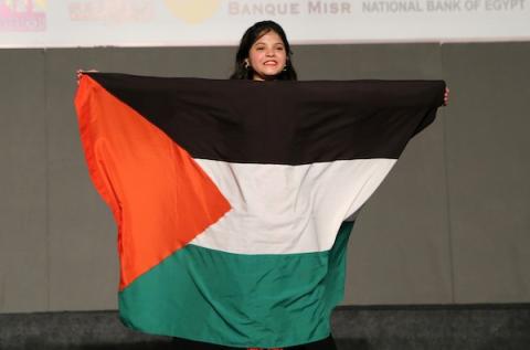 فرقة فلسطينية "الفالوجا" تؤدي عرضا فنيا، خلال المشاركة في مهرجان الطبول الدولي للفنون التراثية " في القاهرة، مصر