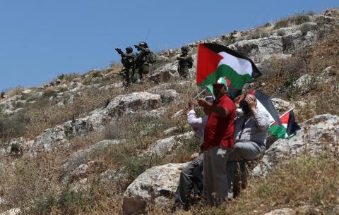 مواجهات بين الشبان وجنود الاحتلال خلال مسيرة مناهضة للاستيطان في بيت دجن شرق نابلس