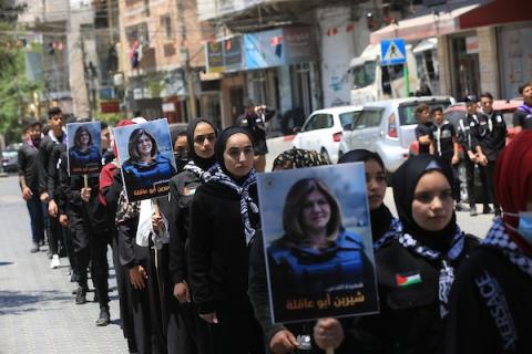 الكشافة الفلسطينية تشارك في جنازة رمزية لشيرين أبو عاقلة في مدينة غزة
