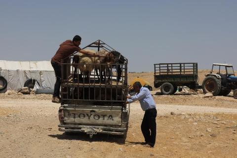 مشاهد من قرية الفخيت بمسافر يطا جنوب الخليل المهددة بالتهجير.jpg