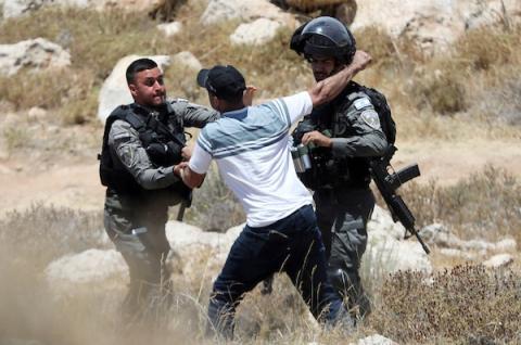 القوات الإسرائيلية تعتدي على فلسطيني خلال احتجاج على مصادرة الأراضي الفلسطينية قبل السلطات الاسرائيلية في قرية ترقوميا شمال غرب الخليل