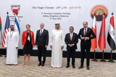 دبلوماسيون يلتقطون صورة جماعية قبيل الاجتماع الأول للجنة التوجيه التابعة لمنتدى النقب في البحرين في 27 من حزيران/يونيو 2022 afp_