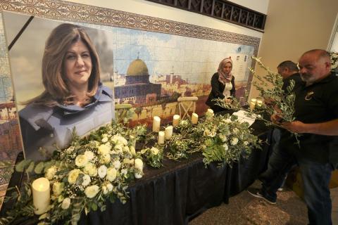 فلسطينيون يحضرون حفل تأبين لشيرين أبو عاقلة بمناسبة مرور 40 يوم على استشهادها في مدينة رام الله 1.jpg