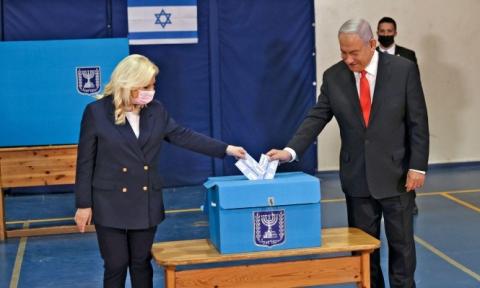 نتنياهو وزوجته يصوتان في الانتخابات الماضية (Getty Images).jpg