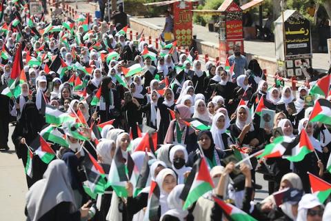 فلسطينيات يشاركن في مسير الأعلام الفلسطينية خلال انطلاق مخيمات مواكب سيف القدس القرآنية في مدينة غزة 1.jpg