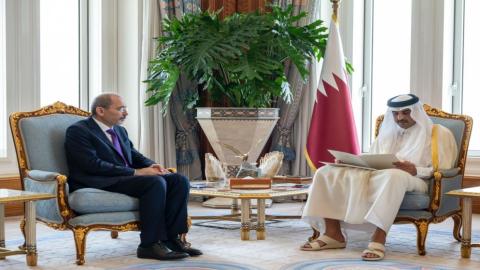 الصفدي والشيخ تميم بن حمد آل ثاني أمير دولة قطر، الثلاثاء. (وزارة الخارجية وشؤون المغتربين).jpeg