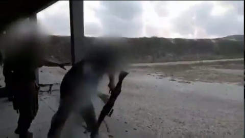 بالفيديو قناة عبرية :  جندي إسرائيلي كاد أن يقتل نفسه وآخرين داخل قاعدة عسكرية
