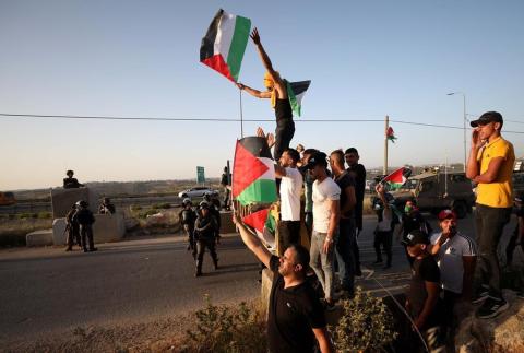 مواطنون يشتبكون مع جنود الاحتلال خلال محاولة مستوطنون اقتحام قرية عزبة الطبيب وإنزال الاعلام الفلسطينية