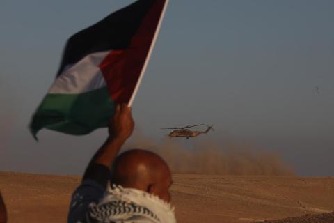 طيران الاحتلال يجري مناورات تدريبية في مسافر يطا جنوب الخليل.jpg