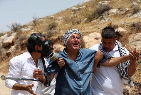 مواجهات عقب المسيرة الأسبوعية ضد الاستيطان بين المتظاهرين الفلسطينيين وقوات الاحتلال الإسرائيلي في قرية بيت دجن 6.jpg