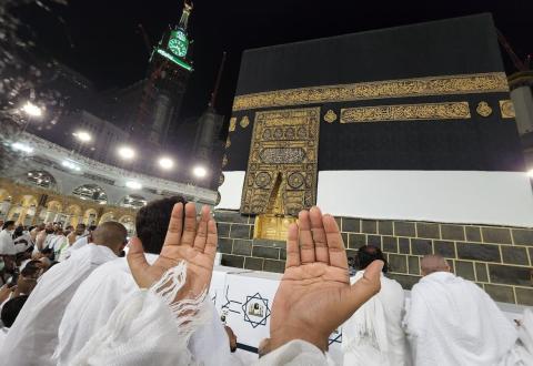 حجاج بيت الله الحرام يطوفون حول الكعبة في المسجد الحرام بمدينة مكة المكرمة - وفا