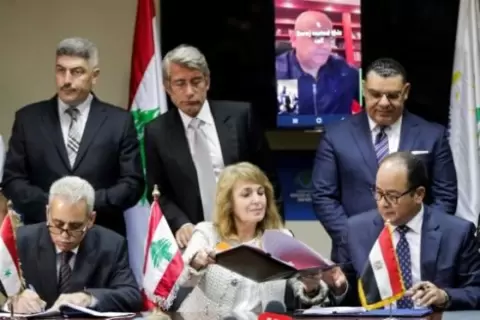 توقيع اتفاق لاستيراد الغاز المصري الى لبنان مرورا بسوريا في بيروت في حضور وزير الطاقة اللبناني وليد فياض (الصف الثاني، وسط) في بيروت في 21 حزيران/يونيو 2022 afp