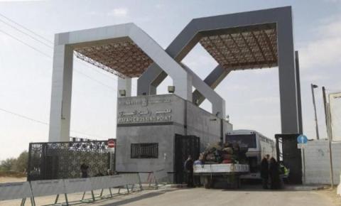 وفد قيادي برئاسة مزهر يغادر قطاع غزة في جولة خارجية