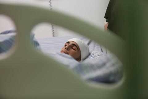 رام الله - الجريح محمد التميمي (20 عاما) من قرية النبي صالح قرب رام الله، يتماثل للشفاء بعد دخوله في غيبوبة جراء إصابته برصاص الاحتلال الاسبوع الماضي على مدخل القرية