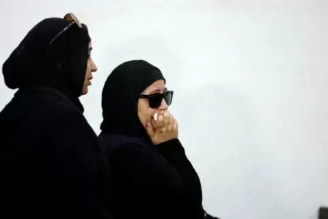 والدة الطالبة المجني عليها نيرة اشرف خلال الجلسة الاولى لمحاكمة المتهم بقتلها في مدينة المنصورة شمال القاهرة في 26 حزيران/يونيو 2022 afp
