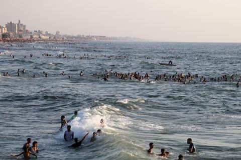 فلسطينيون يستمتعون بأوقاتهم على شاطئ بحر مدينة غزة خلال العطلة الأسبوعية.jpg