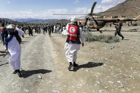 جانب من عملية إجلاء ضحايا الزلزال (الفرنسية).webp