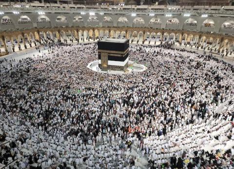 الحجاج يطوفون حول الكعبة المشرفة خلال موسم الحج في المسجد الحرام بمدينة مكة المكرمة