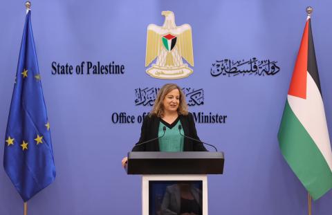 زعيمة الاشتراكيين والديمقراطيين في البرلمان الأوروبي إيراتشي غارسيا خلال المؤتمر الصحفي.jfif