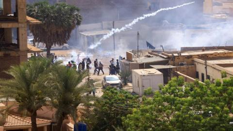 صورة أرشيفية لمتظاهرين في مسيرة ضد الحكام العسكريين للبلاد في الخرطوم، السودان، 19 أيار/مايو 2022. (رويترز / محمد نور الدين عبد الله)