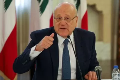 رئيس حكومة تصريف الأعمال اللبنانية نجيب ميقاتي يتحدث في مؤتمر صحفي في بيروت يوم 28 ديسمبر كانون الأول 2021. تصوير: محمد عزاقير - رويترز
