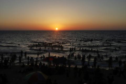 الفلسطينيون يستمتعون بوقتهم خلال ارتفاع درجات الحرارة على شاطئ بحر مدينة غزة.jpg
