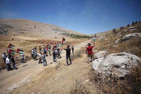 متظاهرون فلسطينيون يشتبكون مع القوات الإسرائيلية خلال مظاهرة ضد المستوطنات في قرية بيت دجن بالقرب من مدينة نابلس بالضفة الغربية