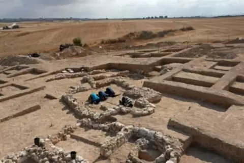 فلسطينيون يعملون لدى سلطة الآثار الإسرائيلية يصلون وسط بقايا مسجد قديم تم اكتشافه مؤخرًا ويعود تاريخه إلى بداية الحكم الإسلامي، في بلدة راهط البدوية في صحراء النقب.webp