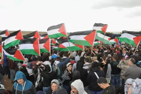 إسرائيل تشن حربا على العلم الفلسطيني وتتجه لمنع رفعه بالداخل (الجزيرة).webp